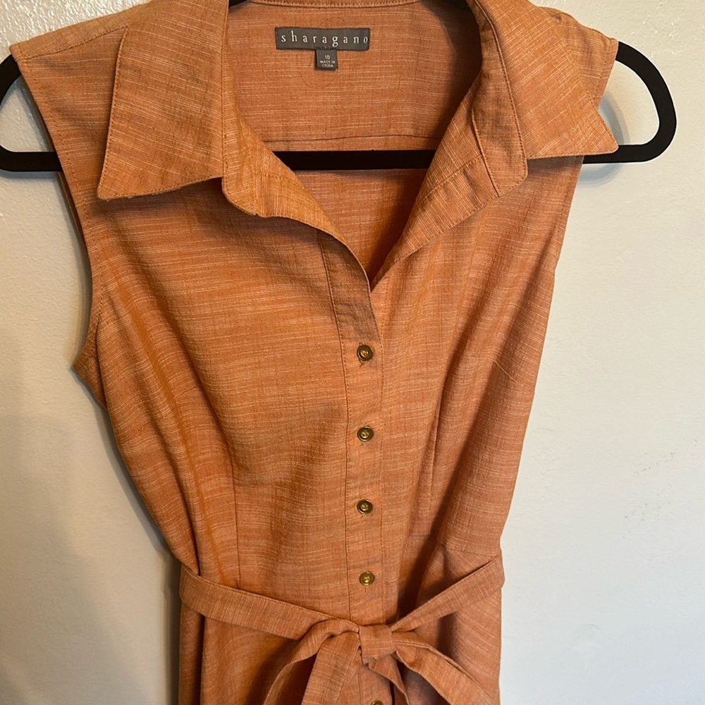 Sleeveless with pocket lid like dress, great color I bought many of them